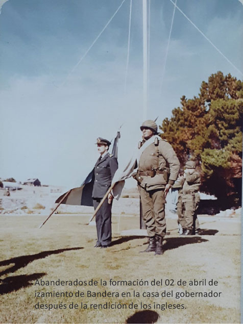 Fotogragía del izamiento de la bandera el día 2 de abril de 1982 en la casa del gobernador posterior al rendimiento de los ingleses