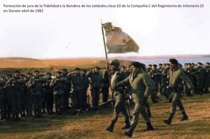 Fotografía de la jura de la Fidelidad a la Bandera Argentina de los soldados clase 63 de la compañía C del Regimiento de Infantería 25 en Darwin, en el mes de abril de 1982
