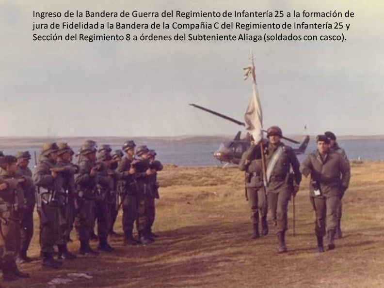 Fotografía del ingreso de la bandera de guerra del Regimiento de Infantería 25 a la formación de la jura de la Fidelidad de la Bandera de la Compañía C y sección del regimiento 8