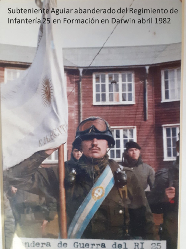 Fotografía del Subteniente abanderado del Regimiento de Infantería 25 en formación en Darwin en abril de 1982