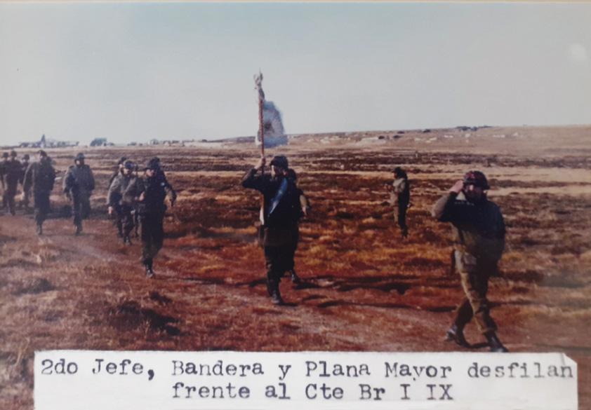 Fotografía del desfile de personal del ejército argentino en las Islas Malvinas