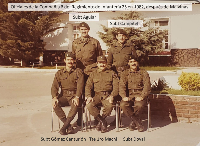 Fotografía de oficiales de la compañía B del Regimiento de Infantería en 1982 después de la Guerra de Malvinas