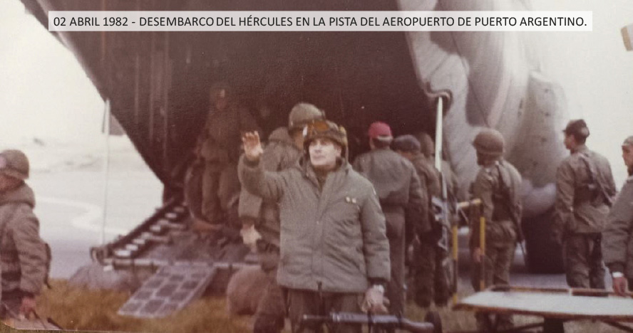 Fotografía de desembarco del Hércules en la pista del Aeropuerto de Puerto Argentino