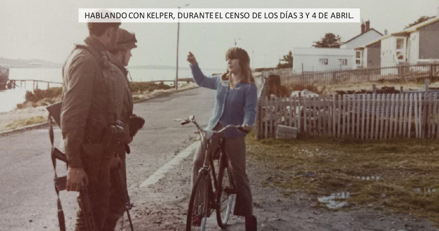 Fotografía que muestra a soldados argentinos hablando con una kelper en el censo realizado entre los días 3 y 4 de abril de 1982