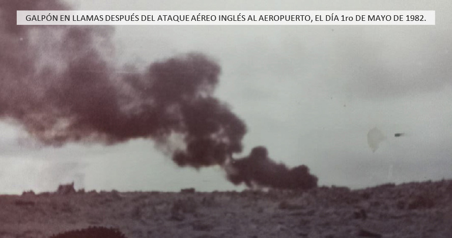 Fotografía que muestra un galpón en llamas del aeropuerto argentino producto de un ataque aéreo por parte de las Fuerzas Armadas del Reino Unido el día 1º de mayo de 1982
