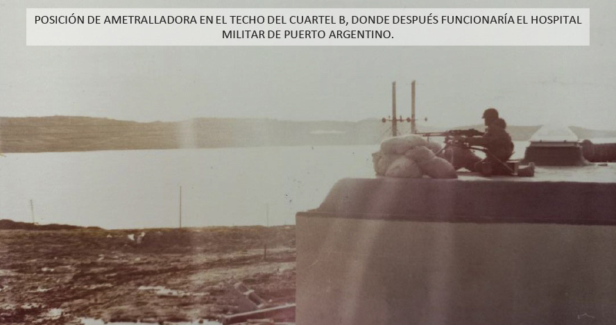 Fotografía que muestra a un soldado argentino en el techo del cuartel 'B'. Posteriormente, en esta locación funcionaría el Hospital Militar de Puerto Argentino.