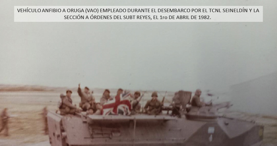 Fotografía que muestra a soldados argentinos en un vehículo anfibio