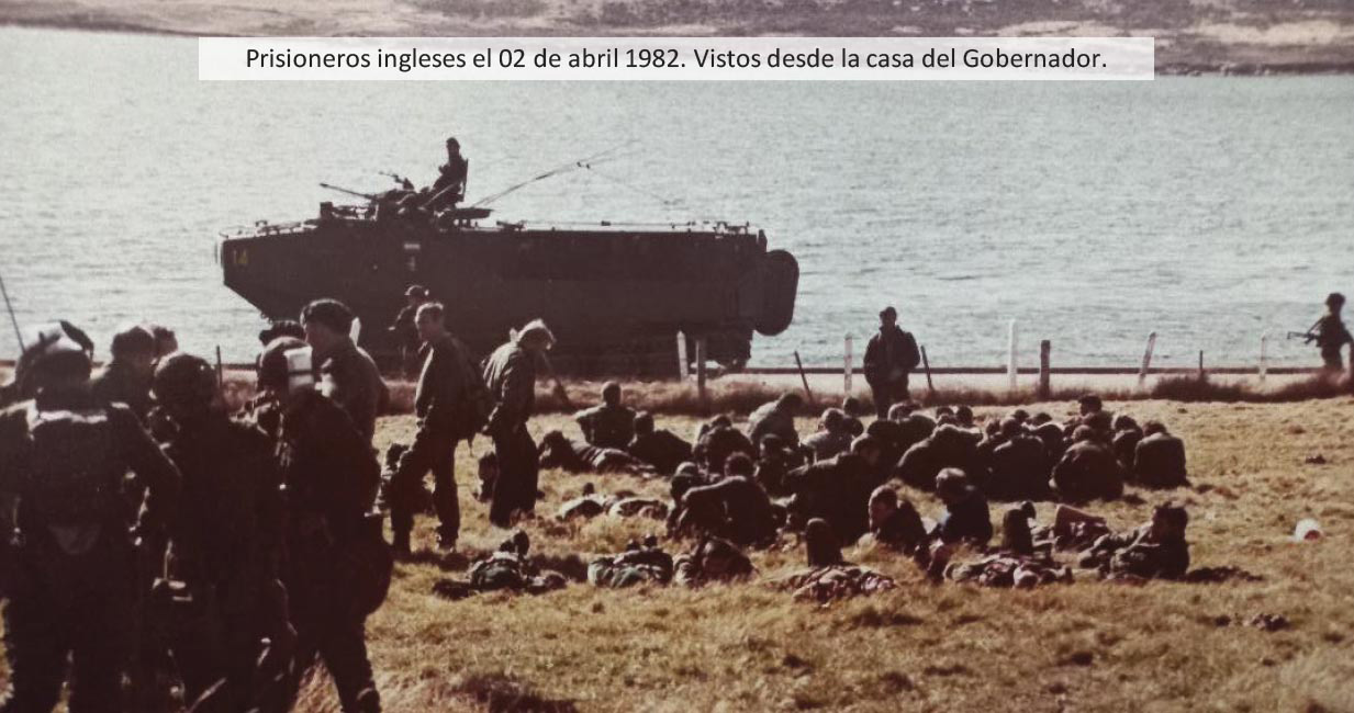 Fotografía que muestra a prisioneros de las fuerzas armamdas inglesas el 2 de abril de 1982