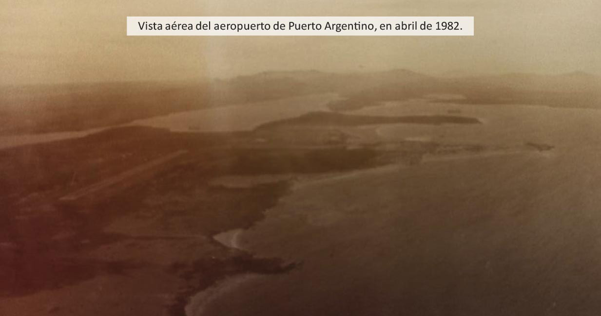 Fotografía que muestra la visión aérea de Puerto Argentino en abril de 1982