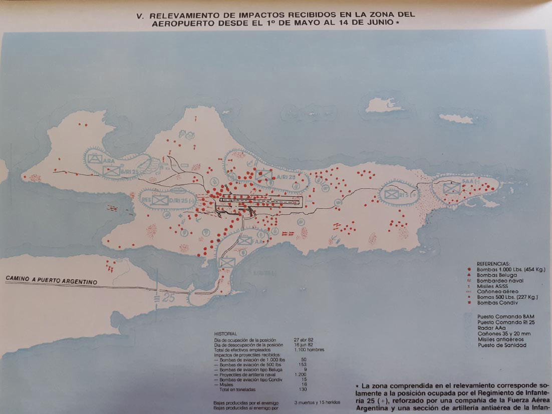 Fotografía que muestra un mapa en donde se hace un relevamiento, en la zona del aeropuerto, de los impactos que comprende desde el 1º de mayo al 14 de junio de 1982