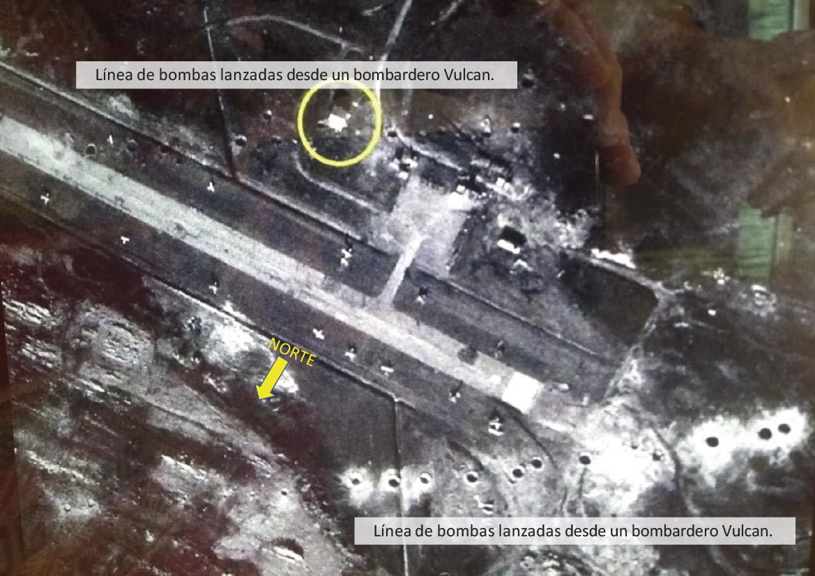 Fotografía que muestra un plano de un bombardeo realizados por las fuerzas armadas argentinas