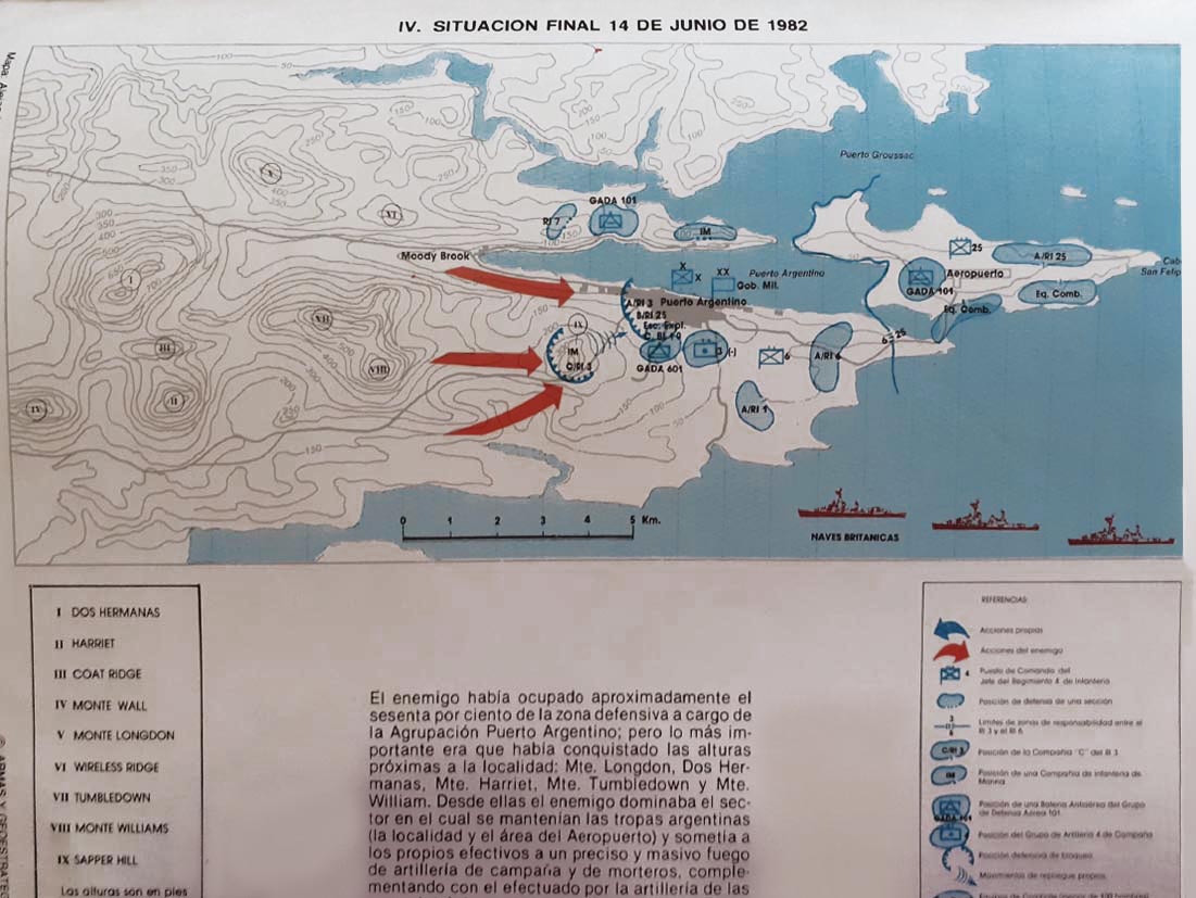 Fotografía de un plano que muestra el resultado final del conflicto bélico suscitado en las Islas Malvinas el 14 de junio de 1982