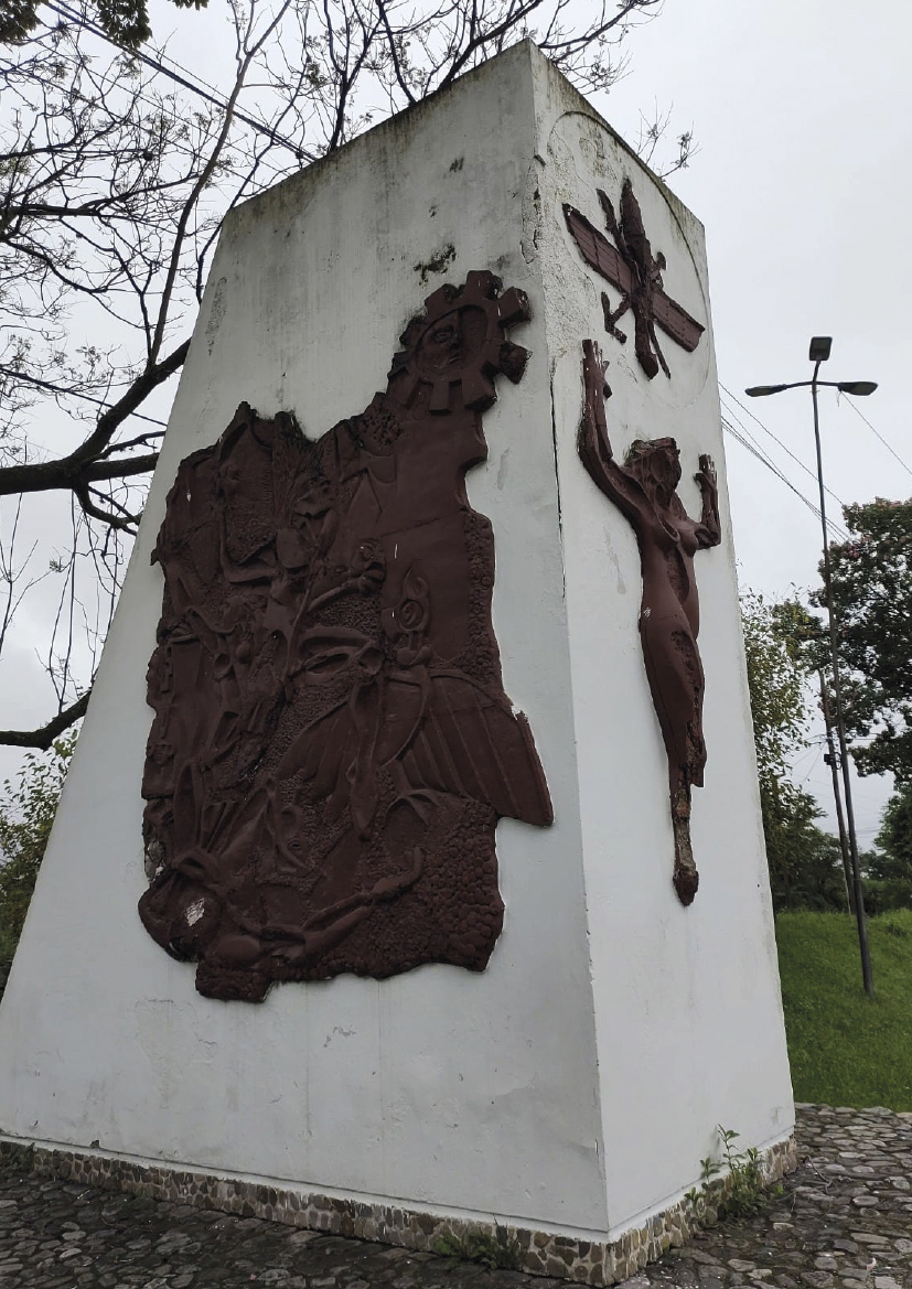 Monumento a los caídos en la Guerra de Malvinas  (foto del lado izquierdo) cerca del Regimiento de Infantería 20 del Ejército Argentino en San Salvador de Jujuy