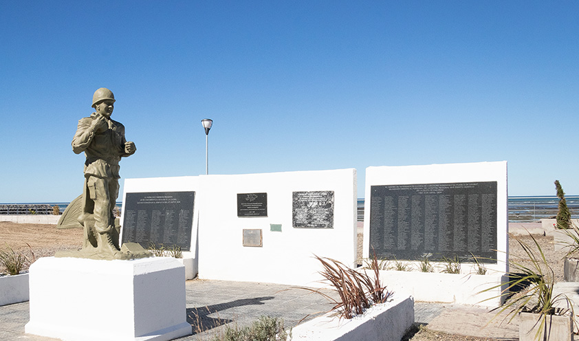 Fotografía que muestra el monumento a los caídos en la Guerra de Malvinas en la ciudad de Comodoro Rivadavia. Se puede observar la estatua de un soldado como símbolo de todos los que combatieron en aquel conflicto bélico.