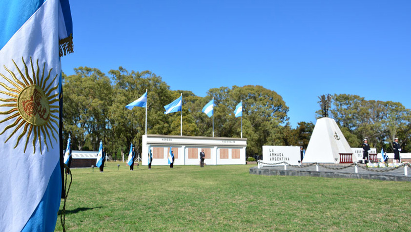 Muro en homenaje a los caídos en la Guerra de Malvinas en Puerto Belgrano (Base Naval Puerto Belgrano)