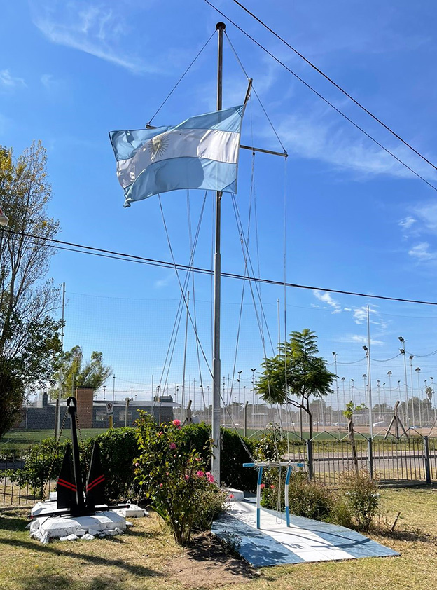 Bandera Argentina izada en el “Centro de Veteranos de Guerra y familiares de caídos en Malvinas” en Punta Alta.