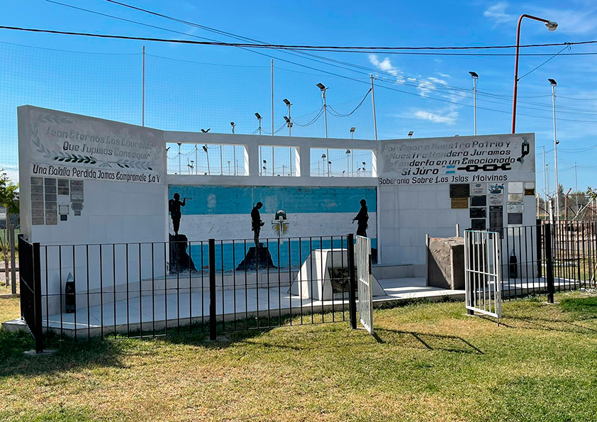 Monumento realizado a los caídos en la Gesta de Malvinas en el “Centro de Veteranos de Guerra y familiares de caídos en Malvinas” en Punta Alta.