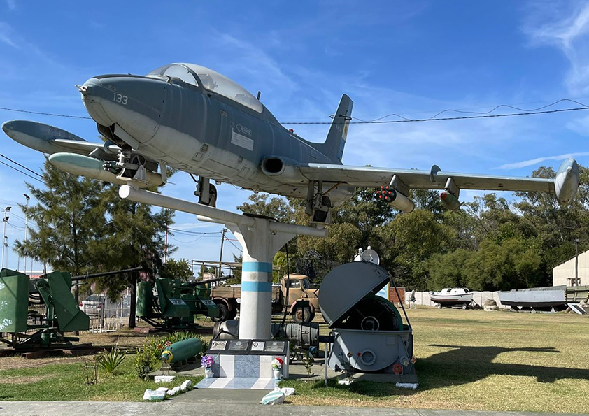 Avión Embraer (Macchi) MC-326 Xavante, de la Aviación Naval Argentina de los que se utilizaron en la Gesta de Malvinas en el “Centro de Veteranos de Guerra y familiares de caídos en Malvinas” en Punta Alta.