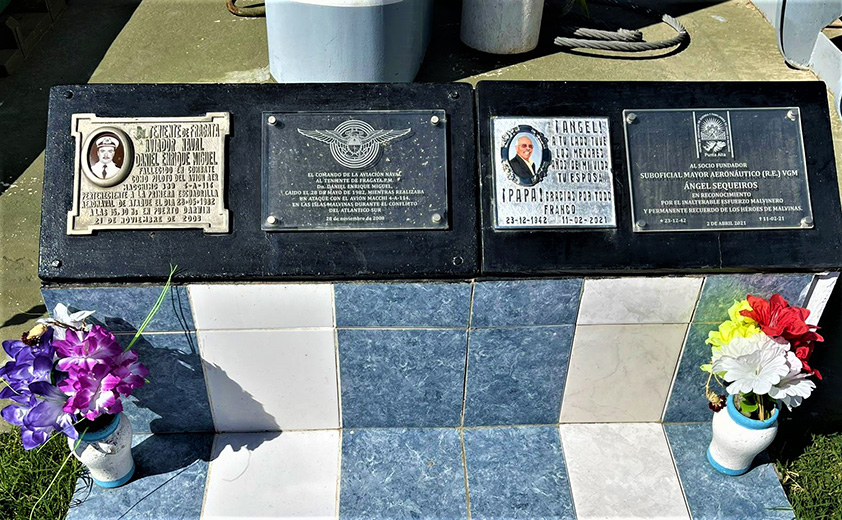 Placas en homenaje a los caídos en la Gesta de Malvinas, al pie del avión Embraer, en el “Centro de Veteranos de Guerra y familiares de caídos en Malvinas” en Punta Alta.