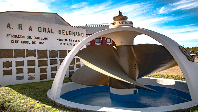 Detalle de una réplica de una hélice en el monumento en homenaje a caídos en el hundimiento del Crucero ARA General Belgrano, ubicado dentro de la Base Naval Puerto Belgrano