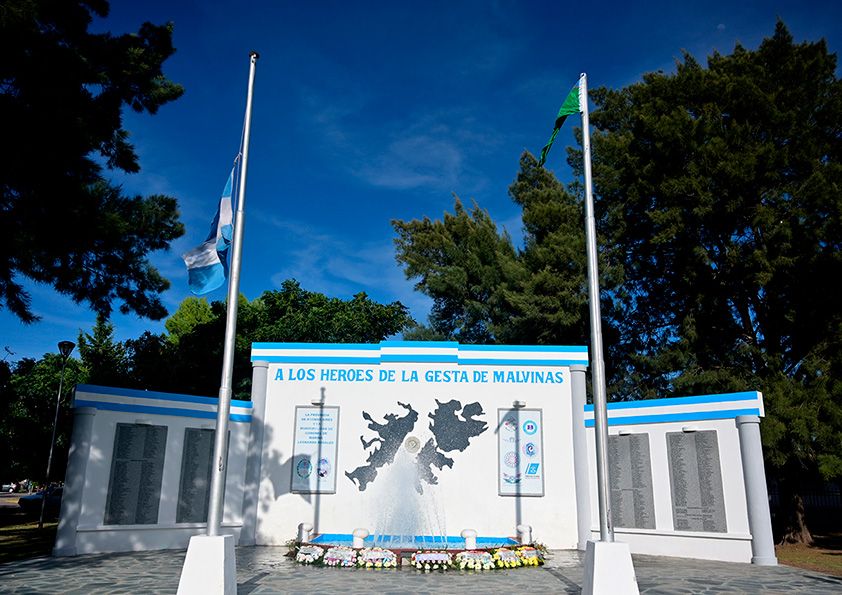 Monumento a los Héroes de Malvinas, emplazado en el barrio Albatros V, en Punta Alta