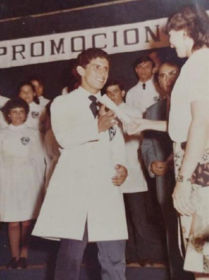 Romero en el acto de egresados del colegio secundario recibiendo un diploma