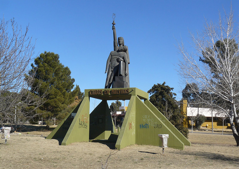 En la fotografía se muestra un monumento en homenaje a los caídos en la Guerra de Malvinas con la leyenda: “Caídos en Malvinas”.