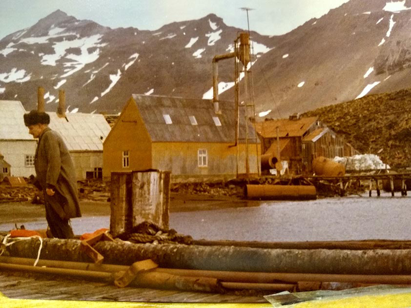 Fotografía  de Davidoff y sus compañeros de trabajo exploran las instalaciones balleneras para utilizar la chatarra de la empresa Ballenera Salvensen en diciembre de 1981