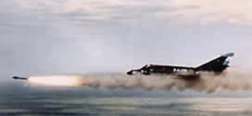 Fotografía de un Avión Super Etendard en el momento de lanzar un misil Exocet AM 39