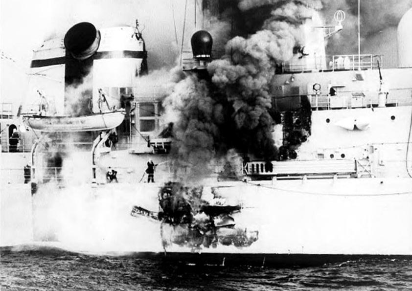 Fotografía del lugar de impacto del misil Exocet en el HMS Sheffield