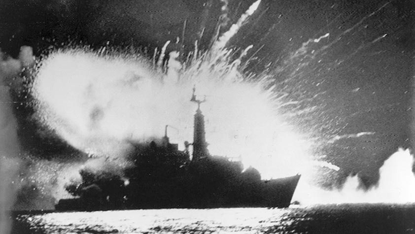  Fotografía del ataque por parte de la Armada Argentina y de la Fuerza Aérea Argentina al HMS “Ardent” (F184)