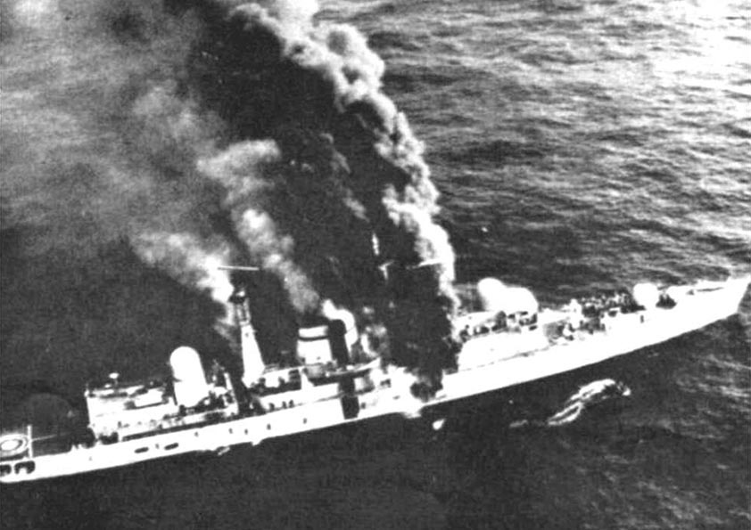 Fotografía del Destructor HMS Sheffield luego de ser impactado por un misil Exocet AM 39 lanzado por un avión Super Etendard de la Aviación Naval