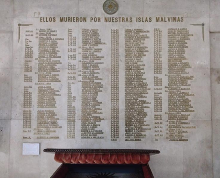 Placa mural homenaje a los caídos en combate. Hall de ingreso por escalinatas del Ministerio de Defensa.