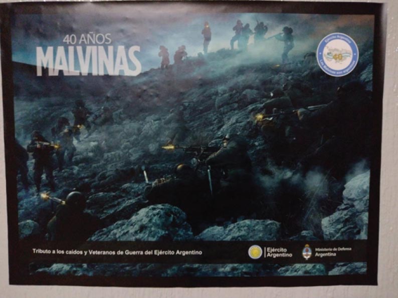 FLa fotografía muestra un cartel en homenaje por el 40º aniversario de la Guerra de Malvinas.