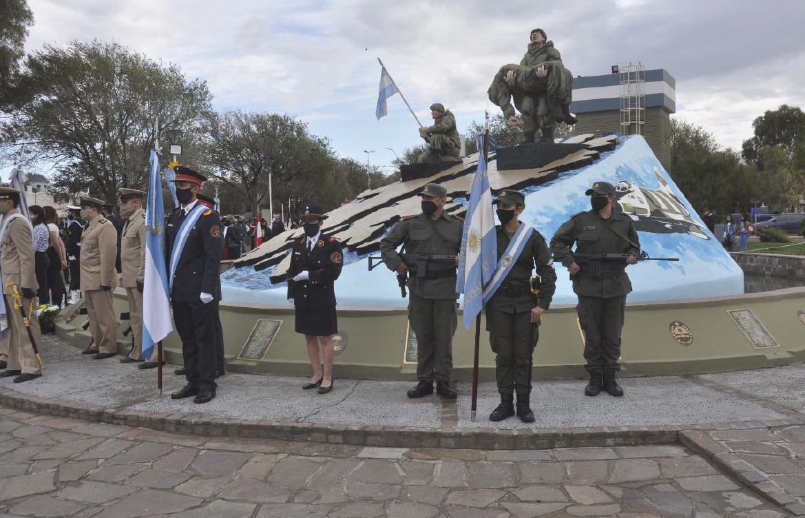 Personal de las fuerzas armadas y de seguridad en acto homenaje a los héroes de la Guerra de Malvinas en Puerto Madryn Rawson