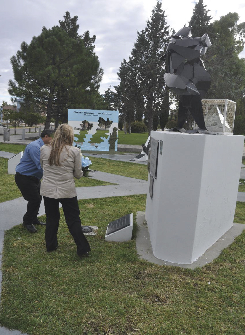 Ofrenda floral en el monumento a los héroes de la Guerra de Malvinas en Rawson
