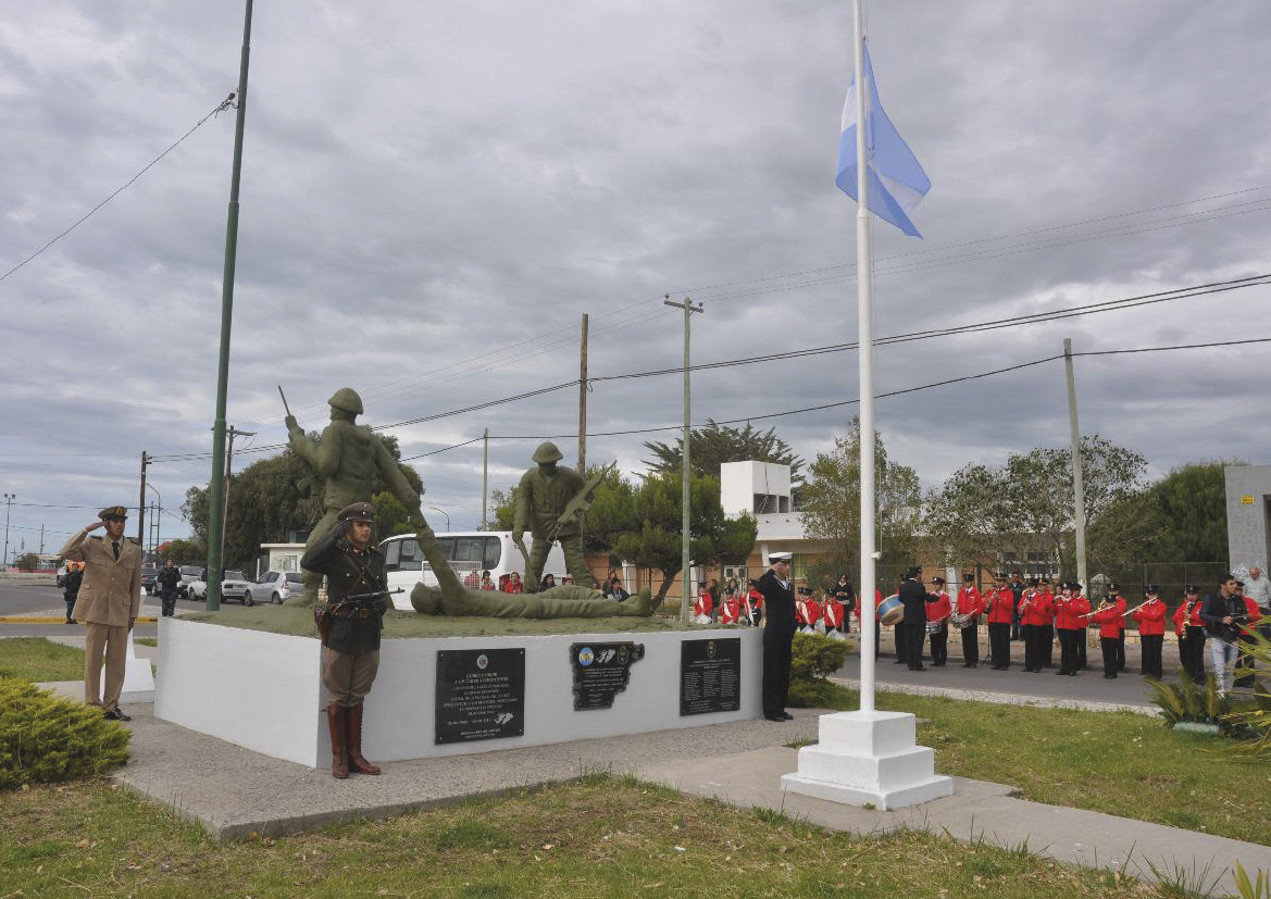 Personal de las distintas fuerzas armadas y de seguridad homeneajeando a los caídos en la Guerra de Malvinas en Playa Unión