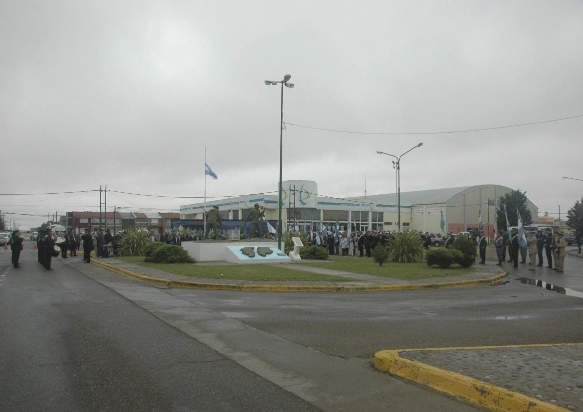 foto con plano general del homenaje a los caídos de la Guerra de Malvinas en Playa Unión Sierra Grande
