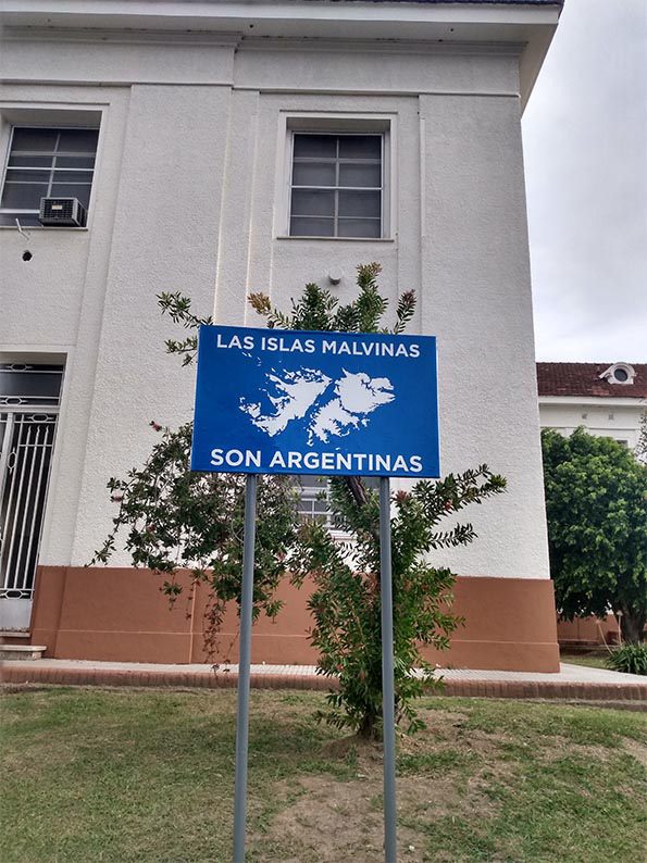 Foto de un cartel con la leyenda “Las Islas Malvinas son Argentinas”, que se encuentra a la izquierda de la entrada principal al Hospital Militar Campo de Mayo, CABA