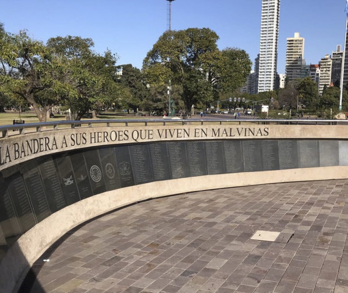 Muro con los apellidos y nombres de los caídos en la Guerra de Malvinas pertenecientes a Gendarmería Nacional, Prefectura Naval Argentina, Armada Argetina, Fuerza Aérea Argentina y Ejército Argentino. 