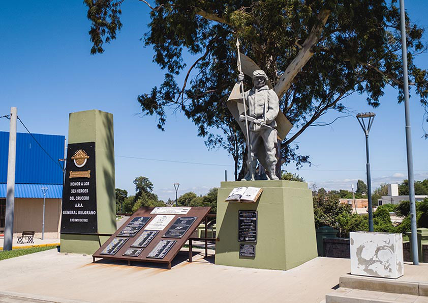 La fotografía muestra una estatua de un soldado en la Plaza 2 de abril, ubicada en San Fernando del Valle de Catamarca, en homenaje a todos los caídos en la Guerra de Malvinas y a los fallecidos en el hundimiento ARA Crucero General Belgrano.
