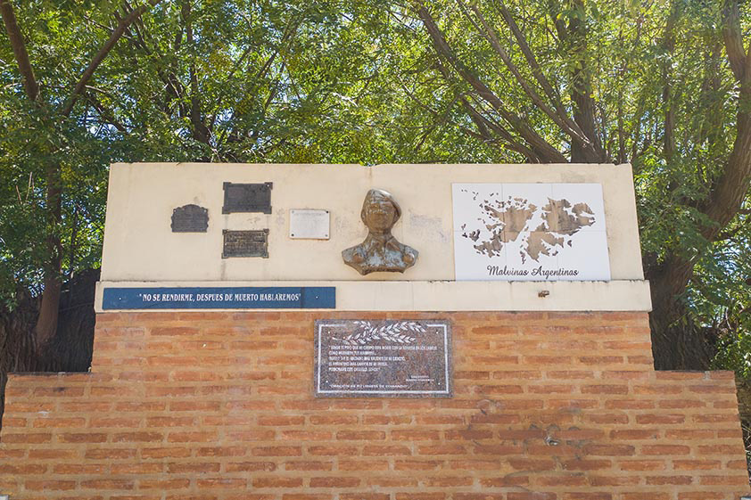La fotografía muestra un busto en homenaje al Sargento Primero Mario 