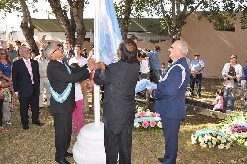 Izamiento de la bandera argentina por Veteranos de la Guerra de Malvinas