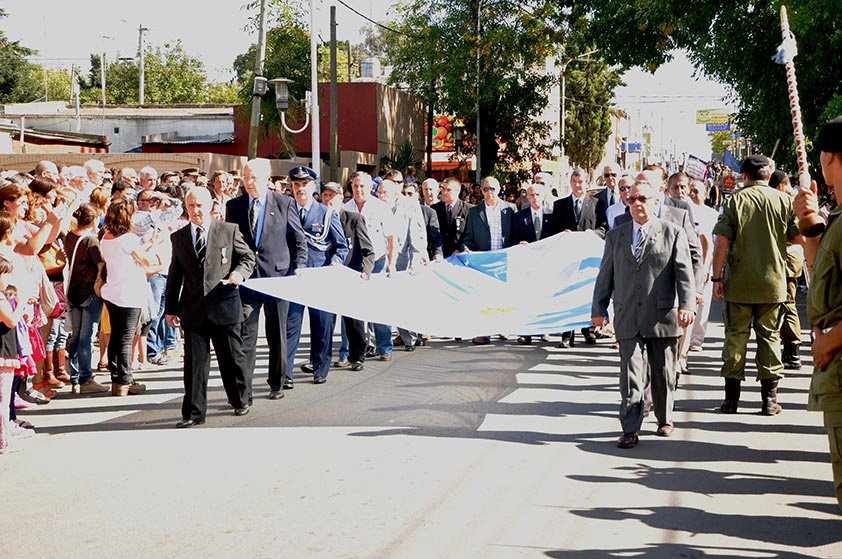 Desfile de veteranos de Malvinas por las calles de Tandil