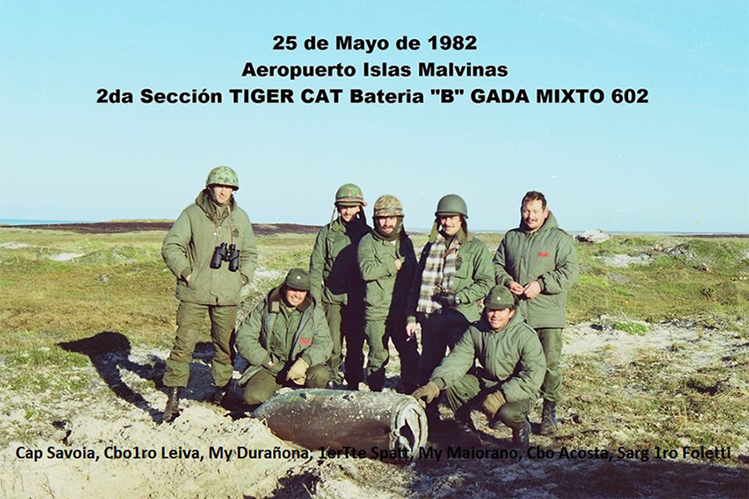 La fotografía muestra a militares argentinos verificando una bomba inactiva arrojada por las fuerzas inglesas cerca del Aeropuerto de Malvinas, el 25 de mayo de 1982.