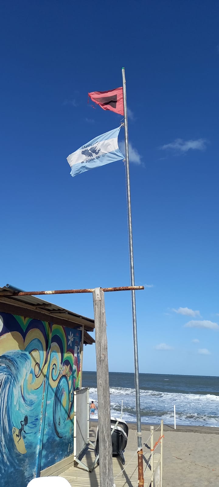 Foto en la casilla de guardavidas en Mar del Plata en el Faro de la Memoria junto al Centro de ex soldados combatientes en Malvinas de Mar del Plata.