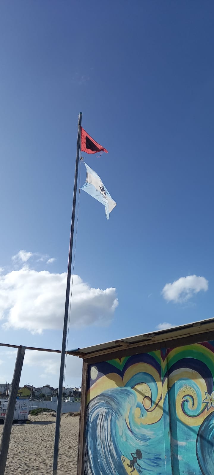 Foto general en la casilla de guardavidas en Mar del Plata en el Faro de la Memoria junto al Centro de ex soldados combatientes en Malvinas de Mar del Plata.