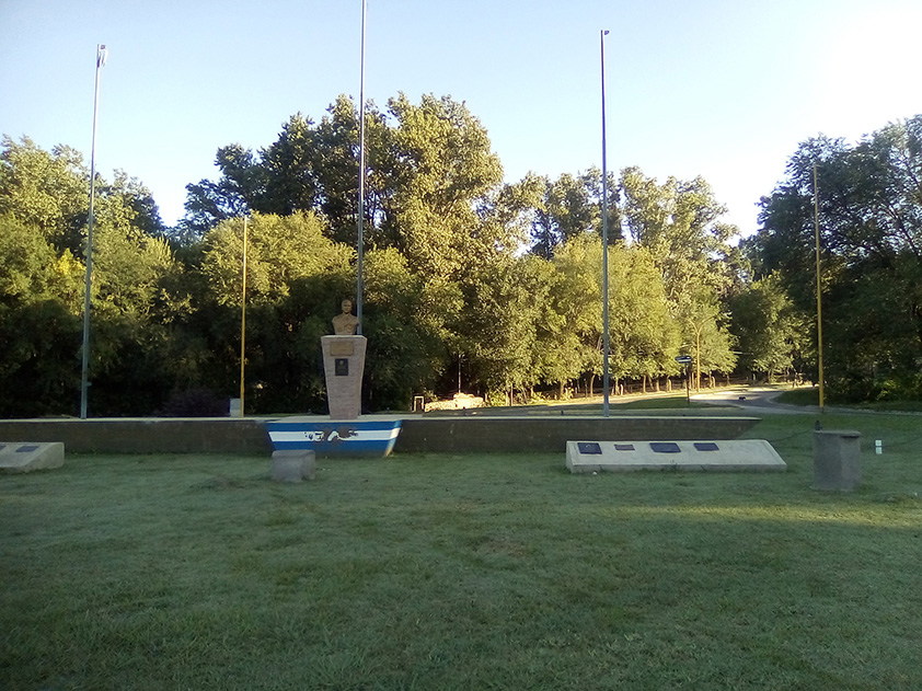 La fotografía muestra la plaza en general con un busto de frente.