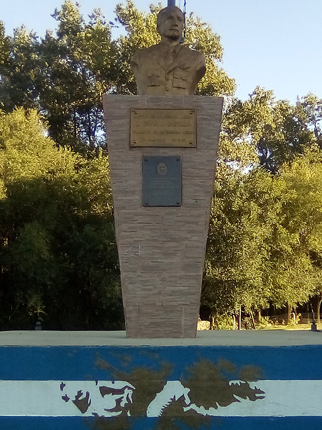 La fotografía muestra un busto del Capitán Omar Jesús Castillo, fallecido en la batalla aérea en la Guerra de Malvinas el 30 de mayo de 1982.