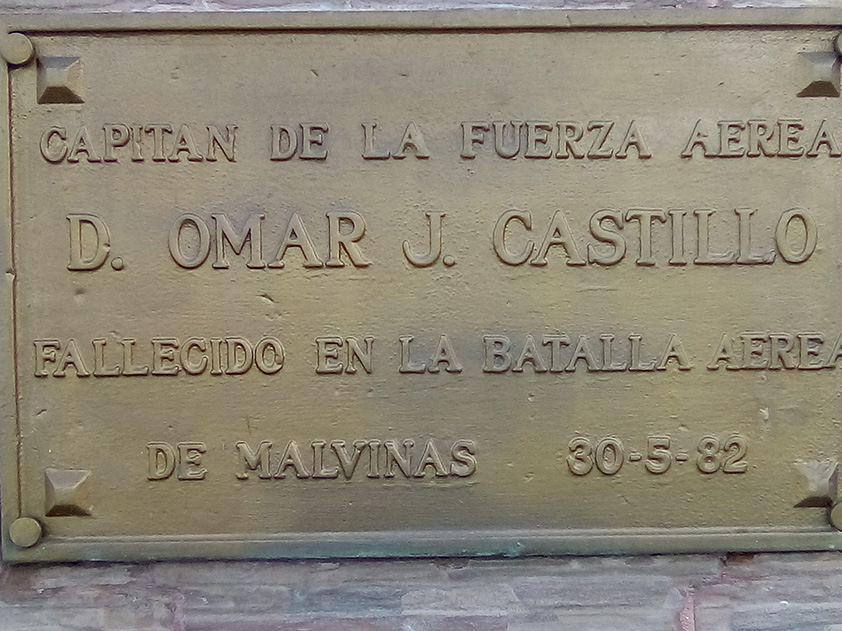 La fotografía es un plano detalle de la placa correspondiente al busto en homenaje al Capitán Omar Jesús Castillo.